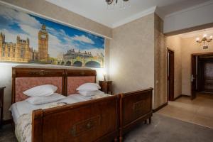 拉姆尼库沃尔恰Hotel Royal的一间卧室配有一张壁画床