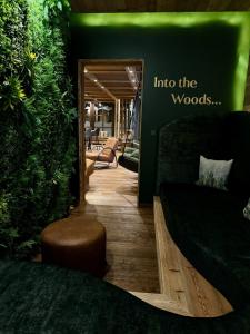 维林根NaturBoutique Hotel RAUSZEIT的一间配有沙发的房间和一个可读入树林的标志