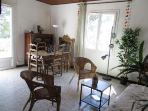 穆里耶Mazet pleine nature的客厅配有桌椅