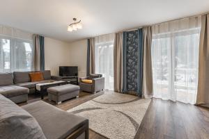 什恰夫尼察Apartamenty Tyrol的带沙发和电视的客厅