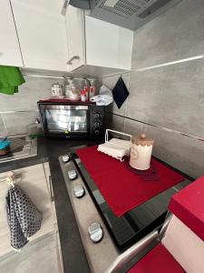 洛阿诺Centralissimo appartamento Loano的小厨房配有带笔记本电脑的桌子