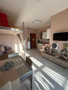 洛阿诺Centralissimo appartamento Loano的客厅配有双层床和沙发。