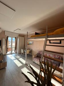 洛阿诺Centralissimo appartamento Loano的客房设有两张双层床和一张桌子。