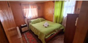 威廉斯港Hostal Beagle的小卧室配有一张带泰迪熊的床