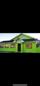 威廉斯港Hostal Beagle的一座带窗户的绿色房子