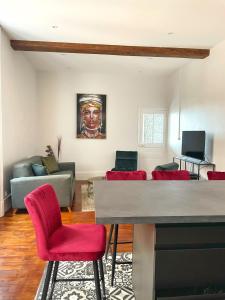 马孔Charming appartement with a view of the Saone的客厅配有红色椅子和沙发