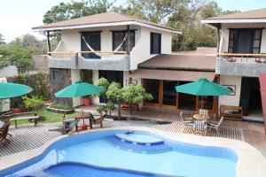 阿约拉港加拉帕戈斯度假屋的一个带游泳池和房子的度假胜地