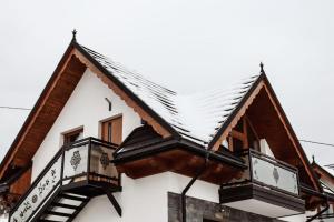 新塔尔格Domek Parzenica Nowy Targ的雪盖屋顶的房子