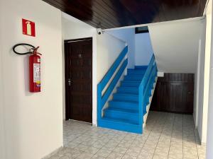 马塞约Kyros Pousada的房屋内有蓝色楼梯的楼梯