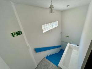 马塞约Kyros Pousada的浴室拥有蓝色和白色的墙壁,并设有一个小便室