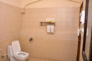 桑给巴尔Forodhani Park Hotel的瓷砖浴室设有卫生间和淋浴。