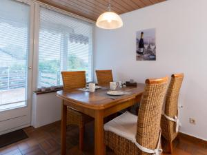 巴特贝林根KALLMANN Gästehaus的一间带木桌和椅子的用餐室