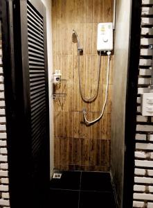 乌隆他尼拉马里拉旅舍的带淋浴的浴室(带木墙)