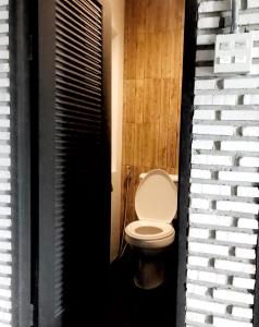 乌隆他尼拉马里拉旅舍的一间位于客房内的白色卫生间的浴室