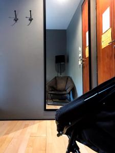 乌隆他尼拉马里拉旅舍的钢琴房间椅子的镜子反射
