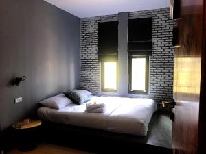 乌隆他尼拉马里拉旅舍的砖墙房间的一个床位