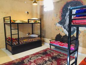 Jaisalmer hostel客房内的一张或多张双层床