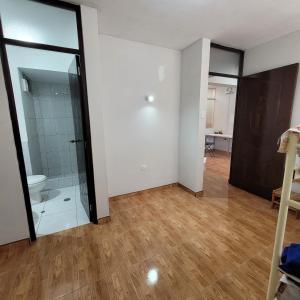万卡约Apartamento viaje de estudio的一间空房间,设有淋浴和玻璃门