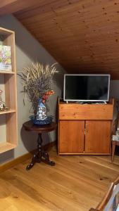 PrésillyChambre dans Maison Campagnarde的木柜顶部的电视,配有桌子