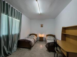 斯法克斯Spacious 3 room apartment Prime Location on 2nd Floor with proximity to all amenities的客房设有两张床、一张桌子和一张桌子。