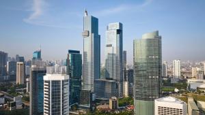 雅加达PARKROYAL Serviced Suites Jakarta的城市中一群高大的建筑