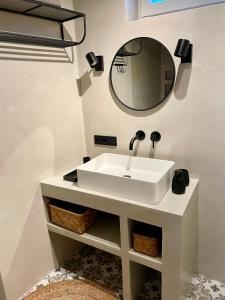 霍尔斯泰因地区诺伊斯塔特Neue Hafenliebe的浴室设有白色水槽和镜子