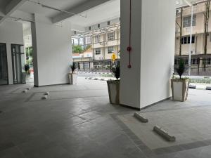 吉隆坡The Riveria City Brickfield by GoMain的建筑里空荡荡的走廊,有盆栽植物