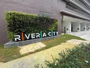 吉隆坡The Riveria City Brickfield by GoMain的建筑物一侧的标志