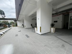 吉隆坡The Riveria City Brickfield by GoMain的一座空的建筑,里面有白色的柱子和植物