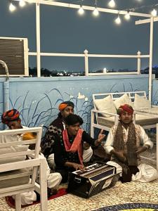 焦特布尔Shyam Hostel的一群人坐在船上
