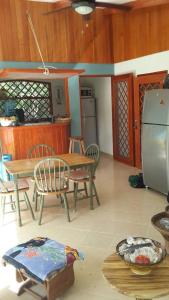 别霍港Los Delfines Lodge的厨房配有桌椅和冰箱。