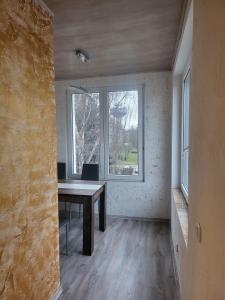 阿尔滕堡Angel的一个空房间,有桌子和窗口