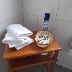 百内三塔CABAÑA ESTANCIA LAZO的一张桌子,配有毛巾和一篮毛巾