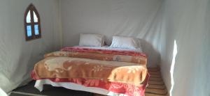 El GoueraChegaga Regency Camp的一张床上有两个枕头的房间