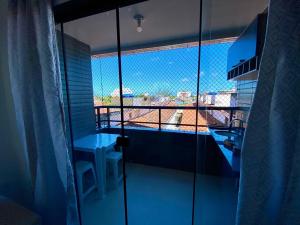 卡贝德卢Apartamento Completo Praia do Poço - Cabedelo - PB的浴室享有阳台的景致。