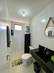 卡贝德卢Apartamento Completo Praia do Poço - Cabedelo - PB的一间带卫生间、水槽和镜子的浴室
