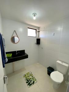卡贝德卢Apartamento Completo Praia do Poço - Cabedelo - PB的白色的浴室设有卫生间和水槽。