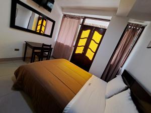 查查波亚斯TintayaHotel的卧室配有床、桌子和窗户。