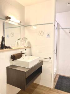 奥斯坦德Charmehotel Kruishof的白色的浴室设有水槽和淋浴。