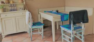 加尔多尼克斯匝萨温德加酒店的厨房配有桌子、两把椅子和一张书桌