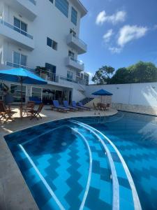 卡塔赫纳卡塔赫纳酒店的一座位于或靠近酒店的皇室的游泳池
