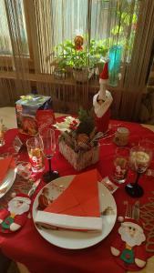 斯利文Velvita Sliven的一张桌子,上面有红色的桌布,上面有盘子的食物