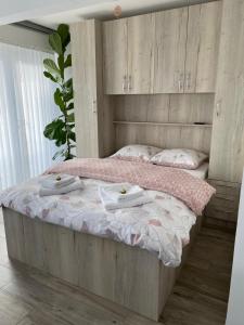 安特卫普Zwarte Arend AirBnB的一间卧室配有一张床,上面有两条毛巾