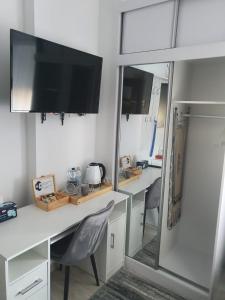 博莱斯瓦维茨Comfort Stay, EV, Parking的客房设有一张带电视和镜子的书桌。