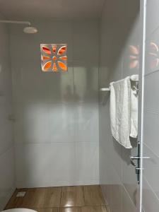 日若卡-迪热里科阿科阿拉Casita lagoa paraíso的带淋浴的浴室和玻璃门
