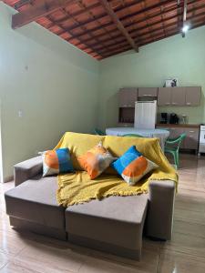 日若卡-迪热里科阿科阿拉Casita lagoa paraíso的床上有黄色的毯子
