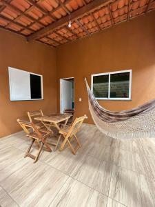 日若卡-迪热里科阿科阿拉Casita lagoa paraíso的一张吊床,房间配有桌椅