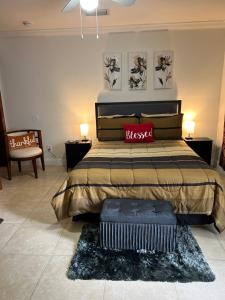 迈阿密Paradise的一间卧室配有一张特大号床和红色枕头