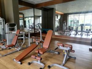 阿克拉Intimate Studio Apartment - Mirage Residence的健身房里有很多健身器材