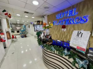 库斯科Hotel Plateros的一家在酒店市场有圣诞展品的商店